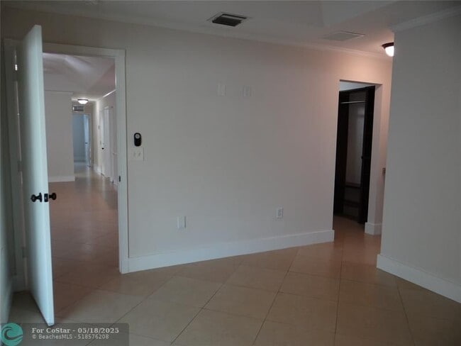 Building Photo - 4036 Eastridge Cir