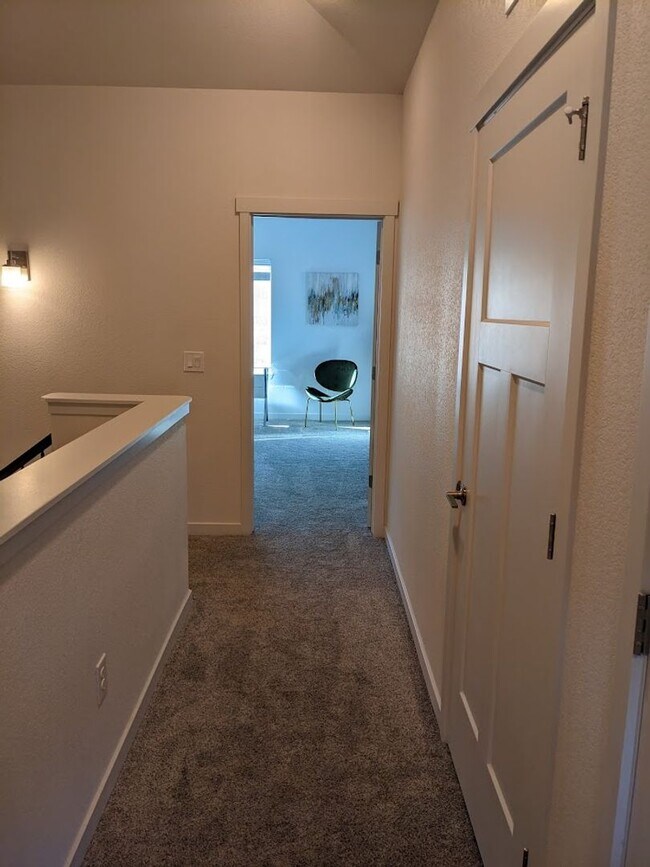 Building Photo - 3 Bed Luxury End Unit Townhome backs to Na...