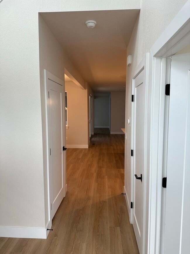 Building Photo - Beautiful Painted Prairie - 4 Bed room home - Available April!!