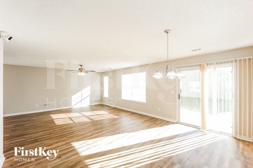 Building Photo - 6222 Hickory Ln Cir