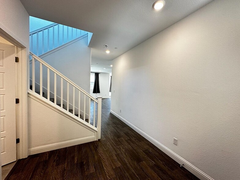 Building Photo - 2458 Fidalgo Way