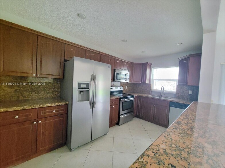 Building Photo - 1814 Oakmount Dr