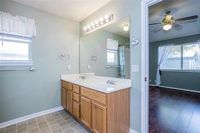 Building Photo - 814 Lantana Dr