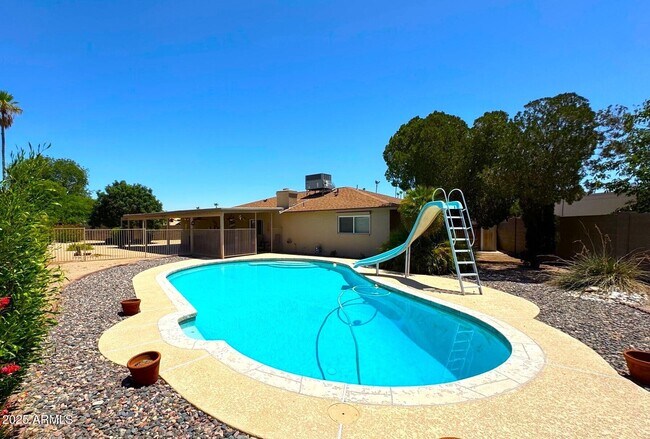 Building Photo - 3625 E Garden Dr