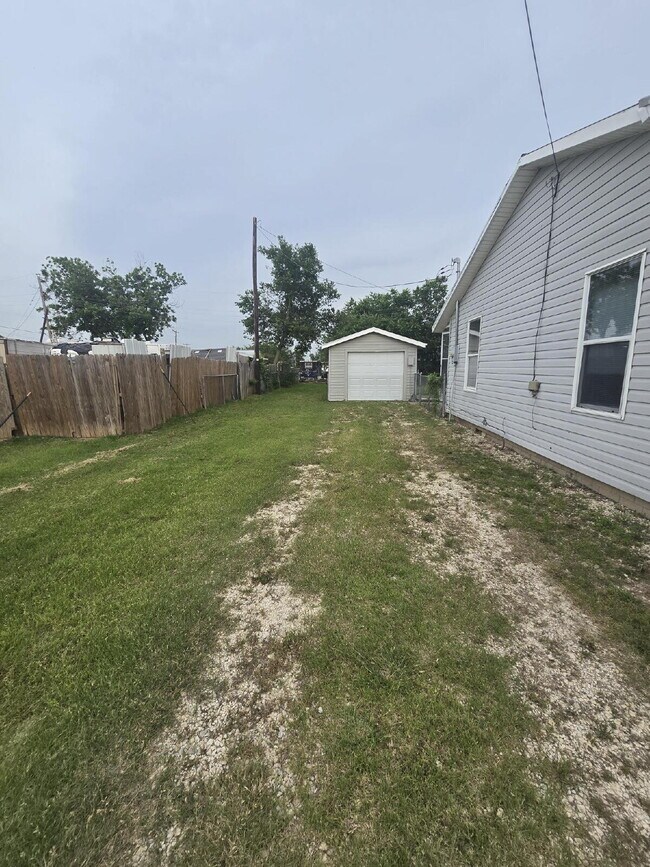 Building Photo - "Charming Retreat: Cozy 2-Bedroom Home with Guest Suite & Hardwood Floors in Cresson, TX!"