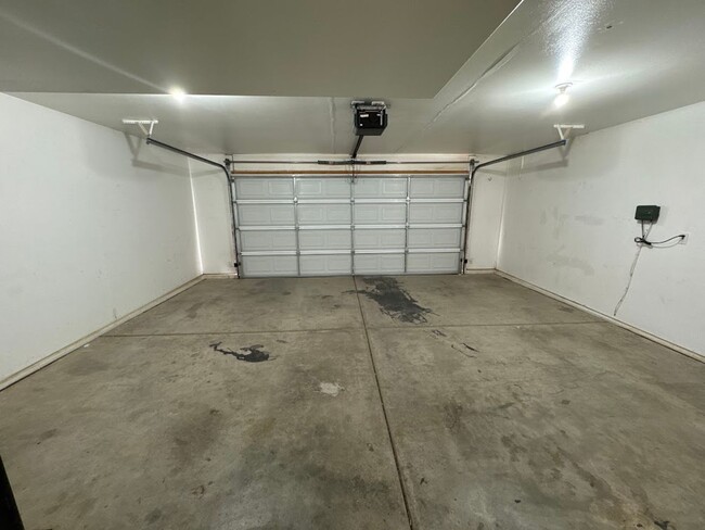 Building Photo - 4 Bedroom - 2 bath - Single Family Home in a Great Location!