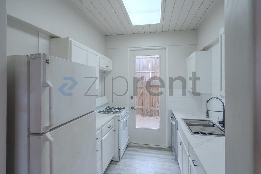 Building Photo - 19 Lakeway St