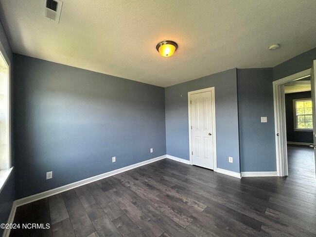 Building Photo - 160 Forest Bluff Dr