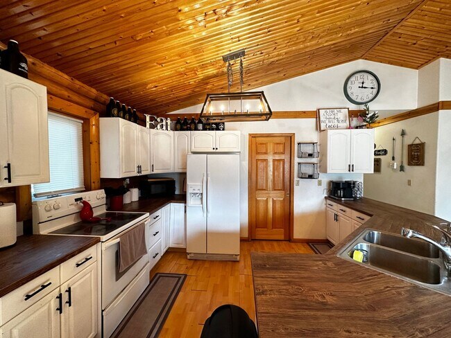 Building Photo - 3 Bed/2 Bath/2 Car Garage/Dogs Allowed