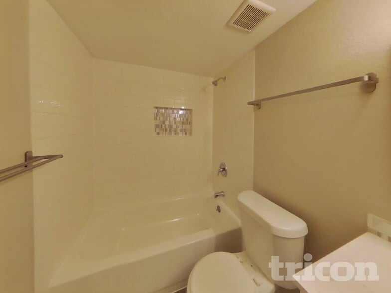 Building Photo - 496 Justice Dr