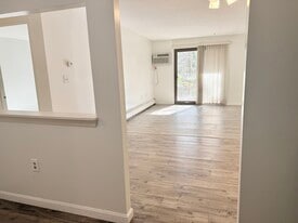 Building Photo - 2 Strawberry Bank Rd