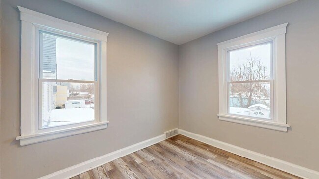 Building Photo - 2121 W 105th St