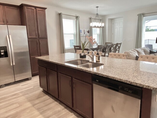 Building Photo - 1547 Carey Palm Cir
