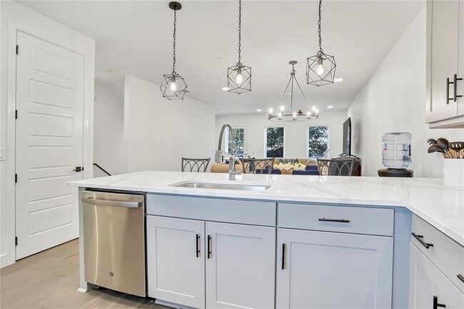 Building Photo - 212 E Pineloch Ave