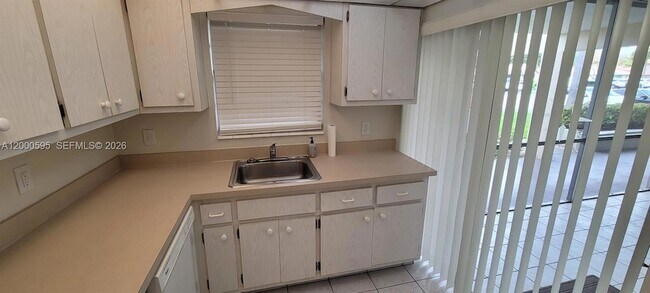 Building Photo - 1340 NE 28th Ave