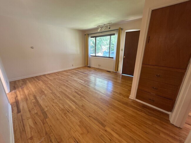 Building Photo - Spacious 2 Bedroom 1 Bath Duplex in Park-Like Setting - Pets Welcome