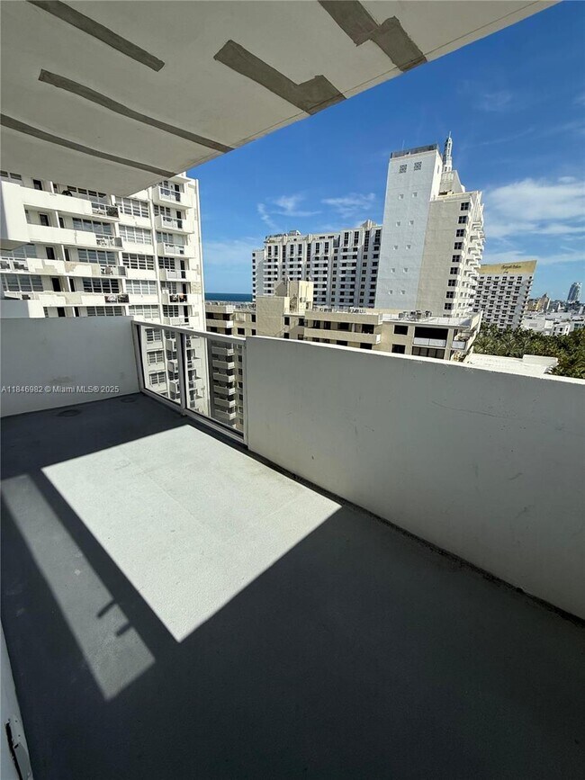 Building Photo - 100 Lincoln Rd