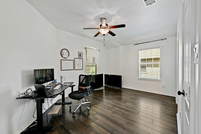 Building Photo - 4303 Woodledge Pl