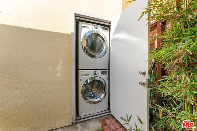 Building Photo - 33 Wavecrest Ave