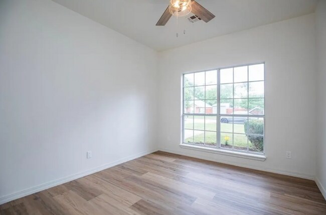 Building Photo - Great Location! Family House! 3 bedroom,  2.5 bathroom, large bonus room, 2 car garage