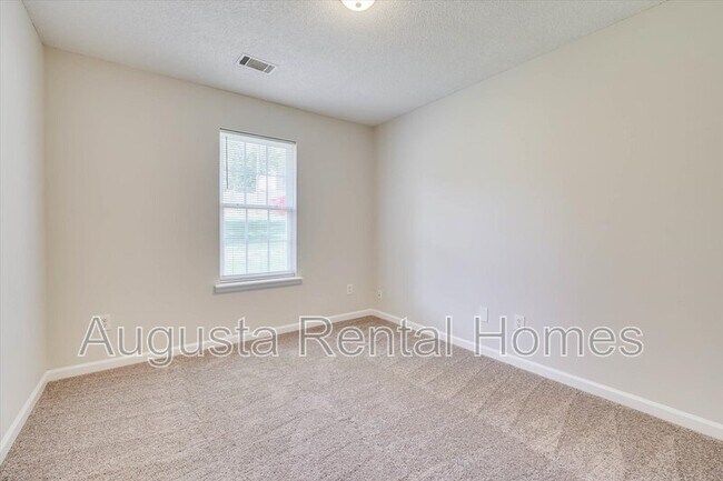 Building Photo - 2811 Bennington Dr