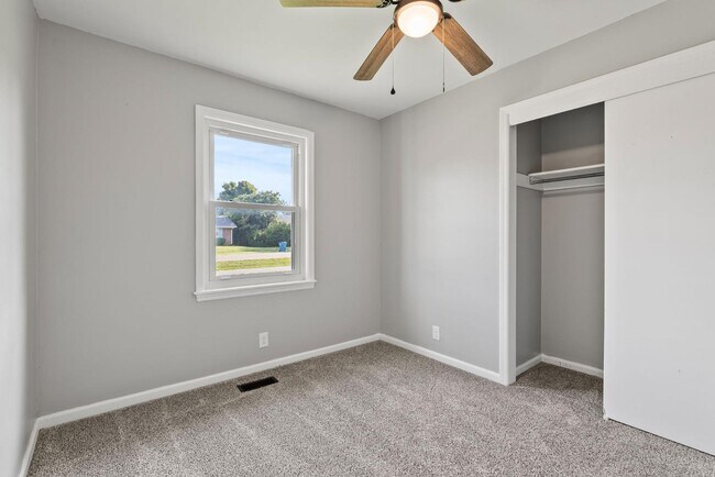 Building Photo - 610 Greenbriar Dr