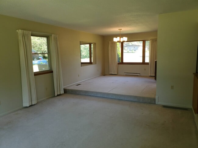 Dining Area View - 591 E Glenlord Rd
