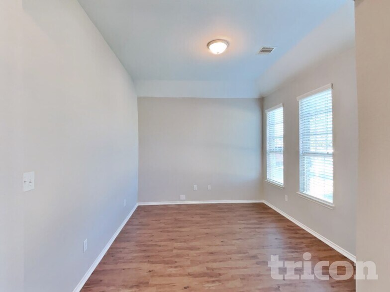 Building Photo - 1937 Briar Grove Dr