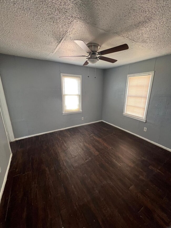 Building Photo - $0 First Month's Rent / $0 Deposit at Move-in