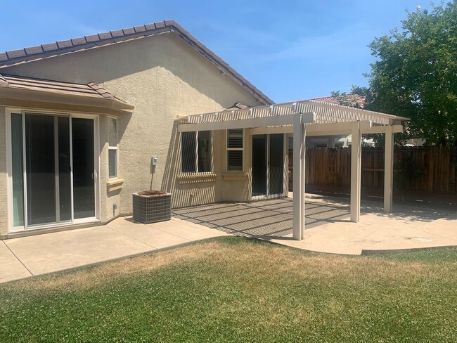 Building Photo - 4 bedroom 2 bath Empire Ranch home