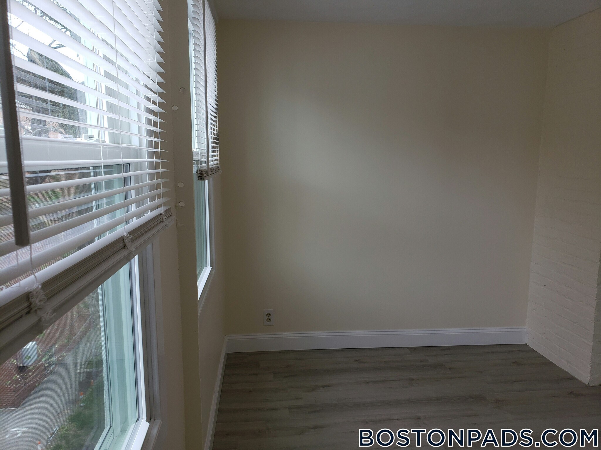 Building Photo - 194 Kelton St