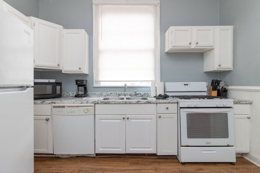 Building Photo - 737 3rd Ave