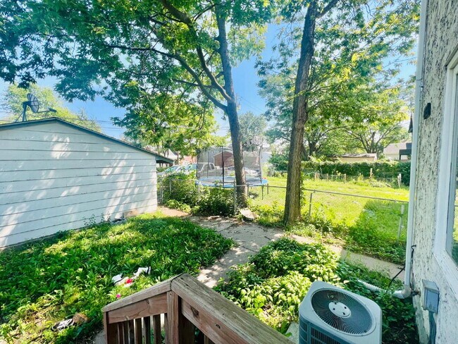 Building Photo - "Spacious 5-Bedroom Retreat with Elegant Hardwood Floors in Vibrant Minneapolis Neighborhood!"