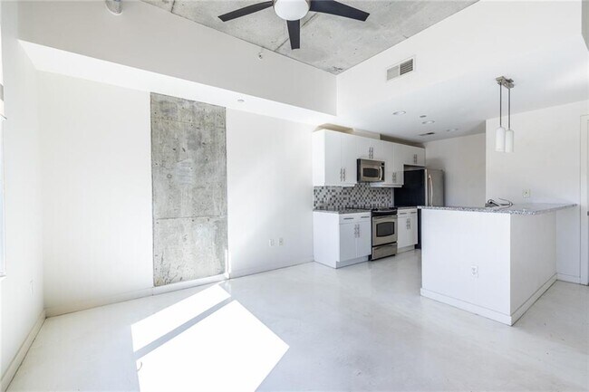 Building Photo - 335 W Ponce de Leon Ave