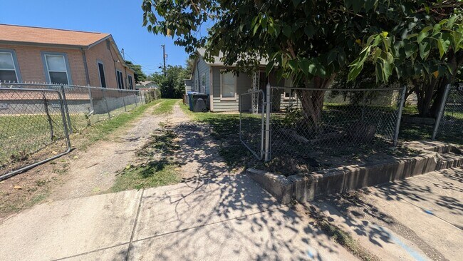 Building Photo - 331 Gardina St