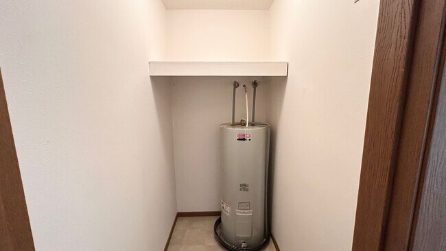 Building Photo - Pet Friendly 2 bedroom 1 bathroom for Rent!