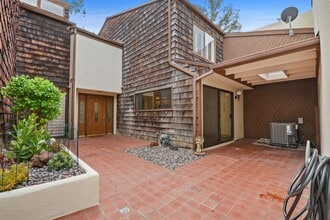 Building Photo - Beautiful four bedroom, three bath, townhouse available for rent. A must see.