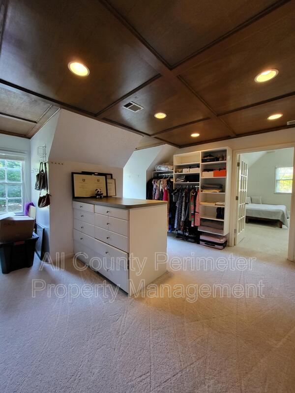 Building Photo - 363 Indian Hills Trail