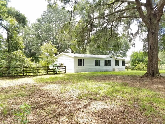 Building Photo - 3 Bed 2 Bath Bring your horses or livestock, the property is zoned agriculture
