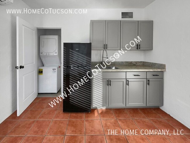 Building Photo - Charming 1-Bedroom Home Near UofA – Modern...