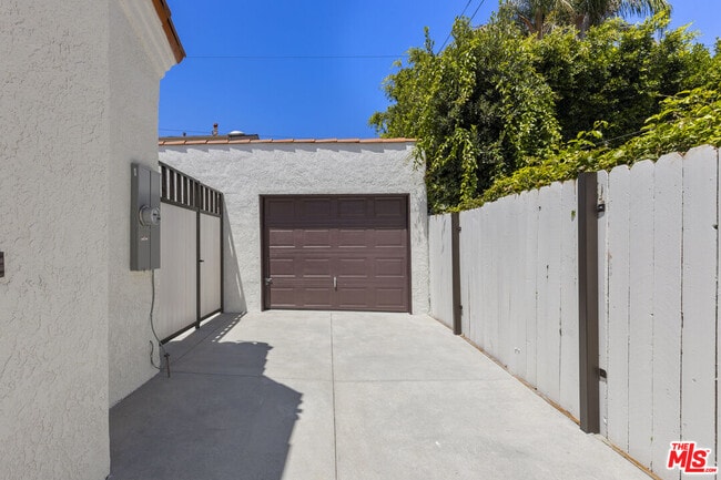 Building Photo - 8607 Clifton Way