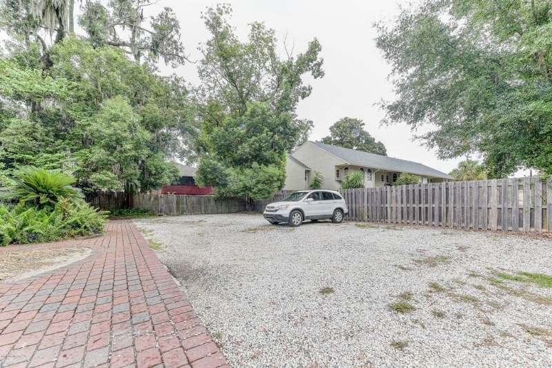 Building Photo - 2786 Riverside Ave