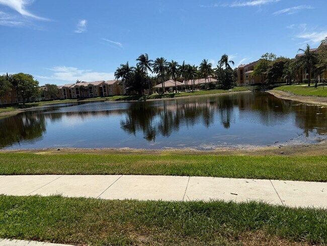 Building Photo - RESORT STYLE, BEAUTIFUL 2 BEDROOM AND 2 BATHROOMS ON THE TOP FLOOR