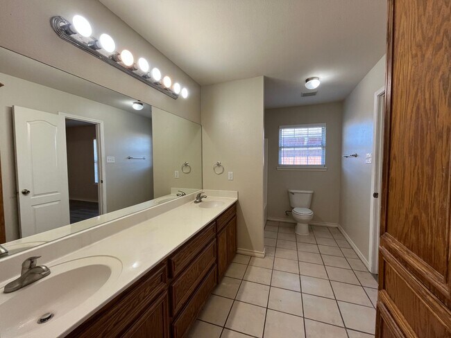 Building Photo - BRICK HOME QUICK COMMUTE TO CROSSTOWN SOUTH