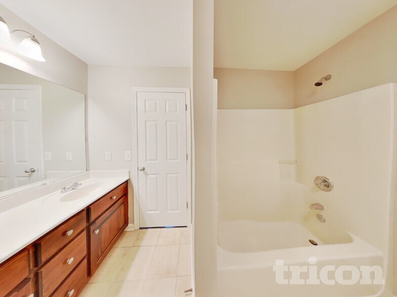 Building Photo - 703 Maple Ct