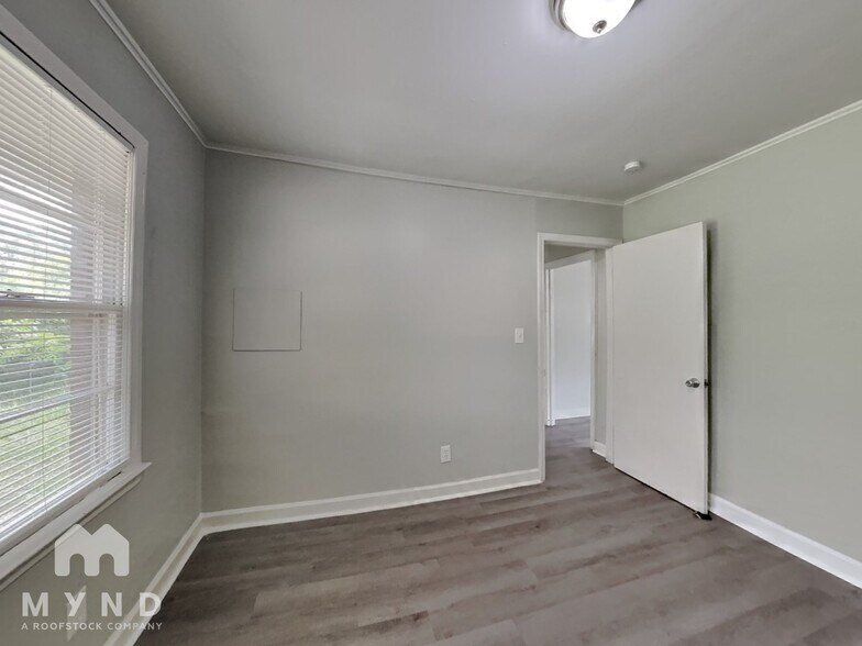 Building Photo - 1156 N Parkwood Dr