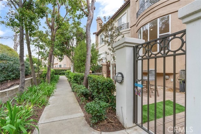 Building Photo - 15 Florentine