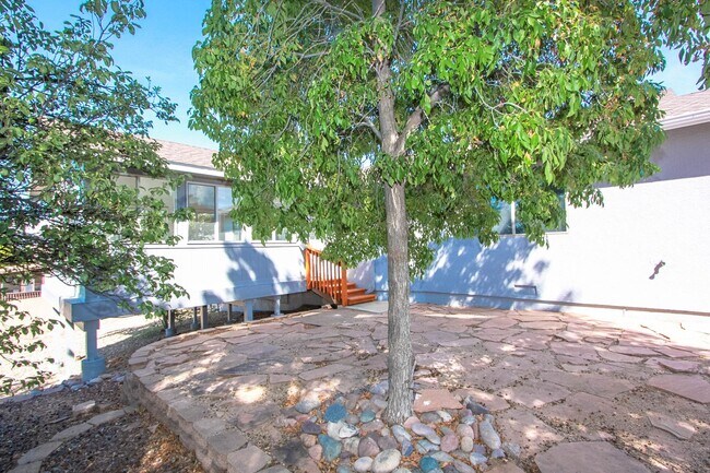 Building Photo - 4266 N Saratoga Dr