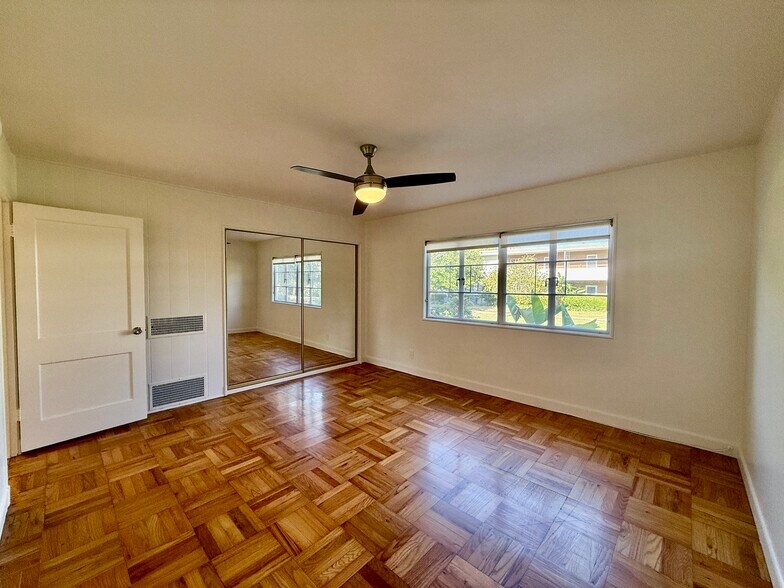 Building Photo - 5262 Village Grn