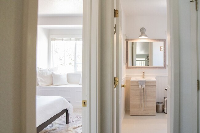 Building Photo - 2 BDR Gorgeous Updated Townhome with Huge Garden